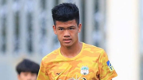 Trung vệ cao 1m95 của HAGL mắc sai lầm và quả penalty nhớ đời 